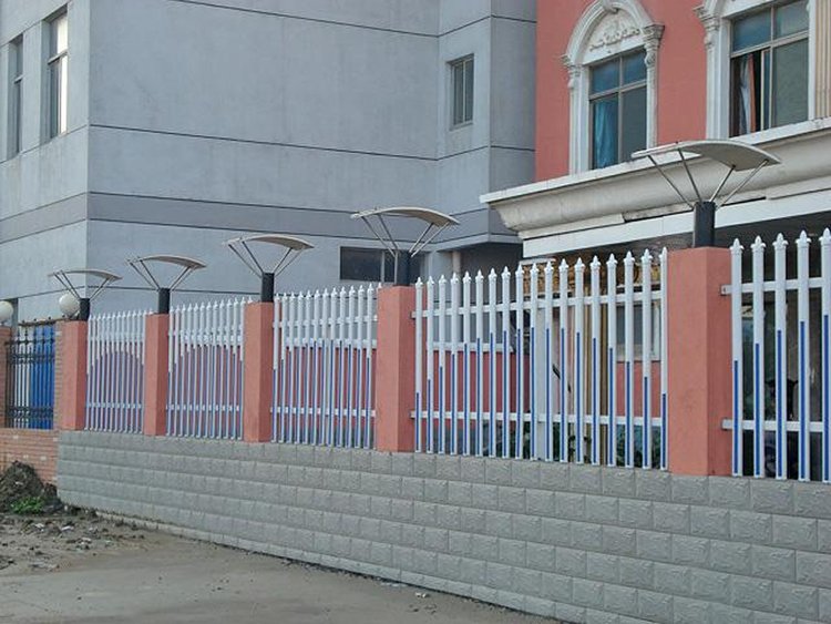 福建漳州PVC護欄 定制塑鋼圍欄，構(gòu)筑別墅與廠區(qū)的安全美學(xué)